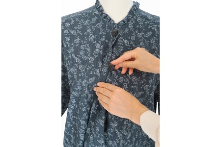多機能な 介護衣服 La・フック ブルーグレー柄・隠しボタン Mサイズ [0213]